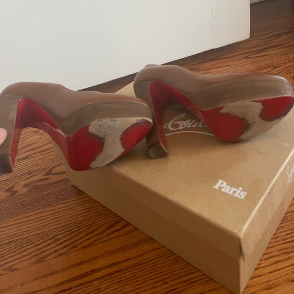 Authentic Christian Louboutin camel pumps. Size 35 - Picture 2 of 5